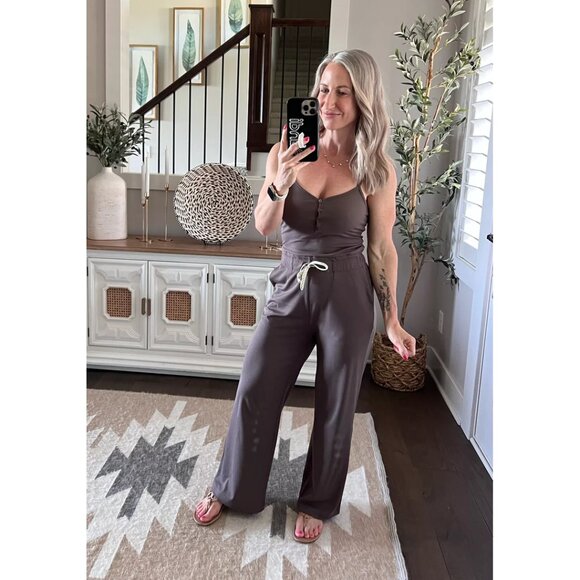 VUORI Pose Henley Jumpsuit in Chocolate Size Large - Picture 2 of 10